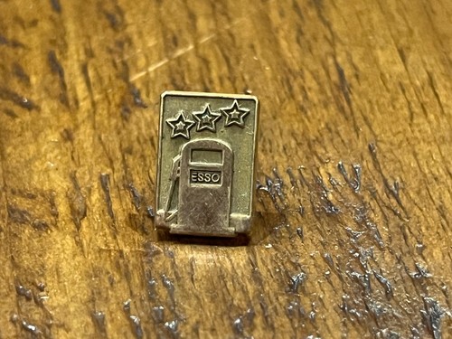 Pins pin car oil esso - pin's,