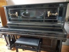 piano droit noir laque Niendorf, numerote. Vendu avec tabouret sans surcout.