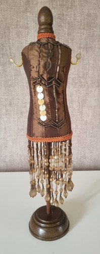Mannequin porte bijoux sur