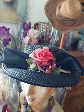 Charmant ancien chapeau de paille noire avec son noeud  et ses jolies fleurs TBE