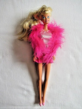 BARBIE en TENUE + BOA + BALLERINES + BOUCLES D'OREILLES ROSES- 99-6