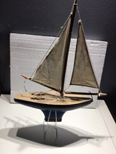 Petit voilier de bassin vers 1950