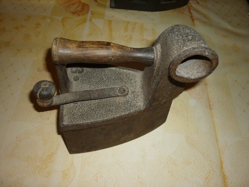 Fer repasser ancien - a, braise