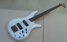 Guitare basse électrique