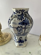 Petit Vase Ancien En Porcelaine De Delft Signe AK