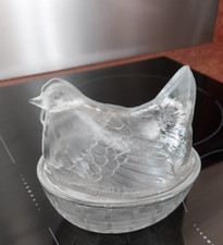 Petit beurrier (bonbonnière, sucrier) en forme de poule en verre moulé pressé