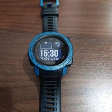 Montre connectée GARMIN INSTINCT TIDE bleu/noir affichage de la marée