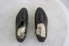 Une paire de pointes d'athlétisme ancienne