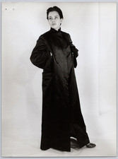 1960's Mode Femme au manteau soie Haute Couture Photo Vintage Fashion Moda Foto