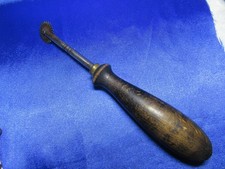 Molette de couture ancienne de cordonnier en métal et bois