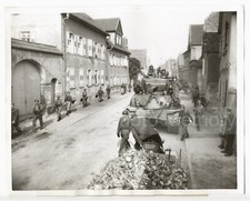 Char Sherman M4 A1 & goumiers, Armée française en Allemagne - Photo vintage 1951