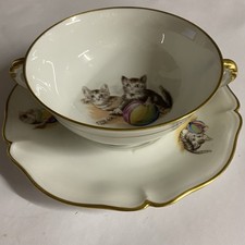 LIMOGES Tasse et soucoupe en porcelaine décor Chatons. Signature R Bonhomme