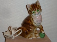 ANCIENNE VEILLEUSE EN PORCELAINE CHAT ET BALLON LAMPE ART DECO SIGNEE 18 CM