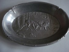 Deux objets de cuisine en aluminium avec un décor de chasse