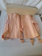 Corset ancien, Gaine à jarretelles