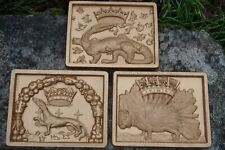 RE0196 B  3  BLASONS  MURAL DORE  OR   MEDIEVAL ARMOIRIE  PIERRE RECONSTITUEE