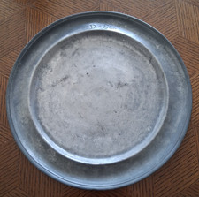 PLAT GRAVE INITIALES EN ETAIN DU MAITRE FRANCOIS ANDRY MAITRE A CALAIS EN 1740