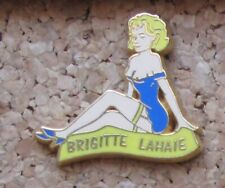 pin's pin-up Brigitte Lahaie robe bleue