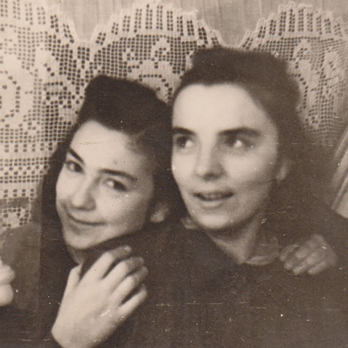 Deux belles jeunes femmes