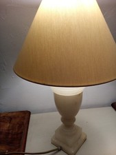 BELLE LAMPE DE TABLE EN ALBÂTRE/MARBRE AVEC ABAT-JOUR  OCCASION VINTAGE BON ETAT