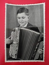 Photo Enfant jouant de l accordéon Amati IV   R2-142