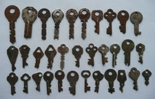 Lot de 33 petites CLES Plates différentes SERRURES, CADENAS, PORTES.. à nettoyer
