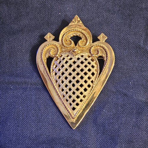 Broche traditionnelle cœur - traditionnelle,