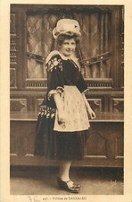 CP FILLETTE DE BANNALEC DEVANT LIT CLOS 