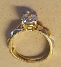 Bague en or jaune 750/1000 soit 18K  poids=3.11g   monture très belle, solide
