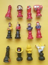 Fève - Série complète de 12 fèves - Echec pompiers - Jeu d' échec - Pompier