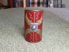 Monde romain PAPO - Bouclier bombé quadrangulaire rouge de légionnaire (scutum)