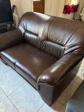Canapé vintage en cuir marron pour 2 places, en assez bon état et très résistant