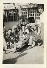 PHOTO ANCIENNE - VINTAGE SNAPSHOT - MILITAIRE INFIRMIER BRANCARD DRÔLE -MILITARY