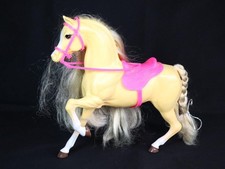 Cheval Barbie jaune destiné au van à chevaux Vintage. En bon état,