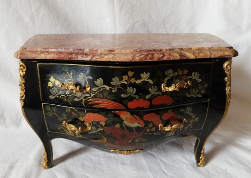 Petite commode tombeau