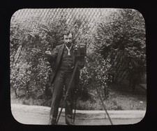 Positif sur verre. Autoportrait d'un photo à la chambre photographique. 6x9 cm