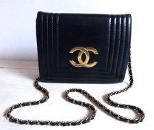 MAGNIFIQUE SAC BANDOULIERE CUIR NOIR "CHANEL" 25 CM X H 20 CM X LARGEUR 7 CM