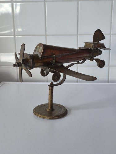Artisanat gros avion militaire