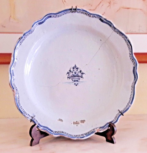 Grand plat cul noir faïence