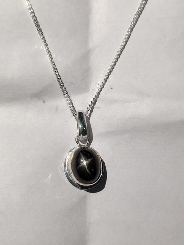 Pendentif saphir étoile noire
