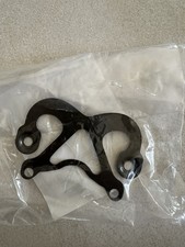 Bras Articulé Avant, Plaque