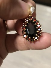 Superbe pendentif, Or 18 Kt, 14 petits + 1 gros grenat + 1 diamant . P: 4.56 Gr.
