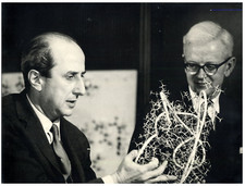 UK, Scientist - Giulio Macchi and Prof. John Kendrew   Tirage argentique  18
