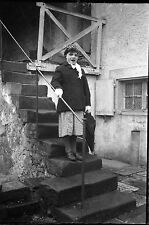 Jeune fille escalier parapluie