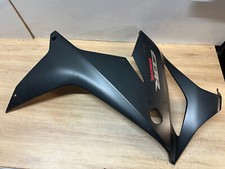 UN FLAN DE CARENAGE LATERAL