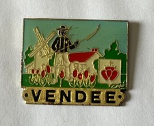 36 - Pin's  Vendée CHOUAN Moulin Maison Coeur Armée Royale Catholique