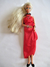 BARBIE TWIST'N TURN en TENUE ROUGE et BOUCLES D'OREILLE - Années 80-90 - 255-1-5