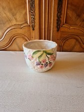 Grand cache pot blanc avec des fleurs rose et violet 15.5 cm