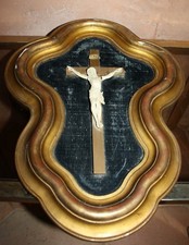 Cadre Christ sculpture bois stuc doré XVIII XIX objet de dévotion crucifix Jesus