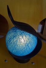 Lampe chevet d'ambiance exotique : boule bleue en fil tressé & feuille de coco !
